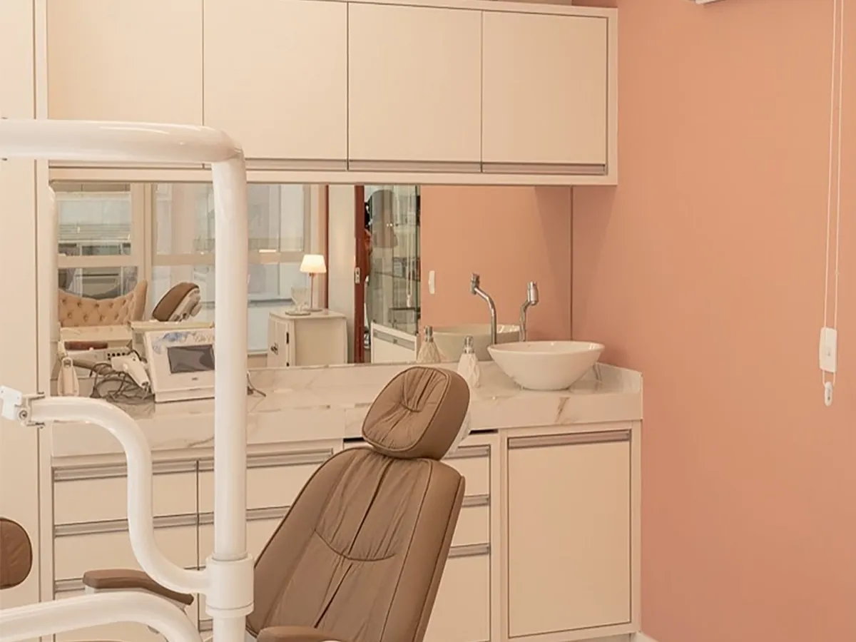 Sala de atendimento do consultório, com cadeira clínica